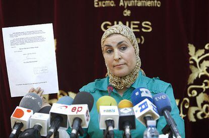 La concejala de Gines (Sevilla) Fátima Mohamed, enseña el documento de su baja como militante en el PP y su paso al grupo mixto.