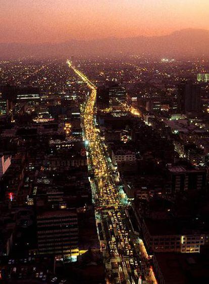 La populosa avenida de la Reforma de Ciudad de México, al anochecer.