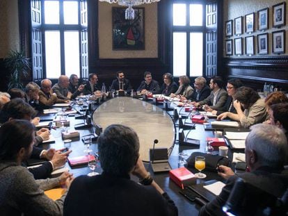 El presidente del Parlament, Roger Torrent, en el centro, al fondo, preside la reunión de la Junta de portavoces.