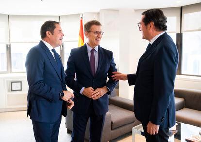 El presidente de Cepyme, Gerardo Cuerva; el líder del Partido Popular, Alberto Núñez Feijóo, y el presidente de la CEOE, Antonio Garamendi, este lunes en la sede nacional del PP.