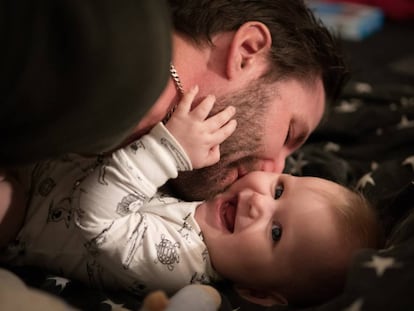 Un padre juega con su bebé.