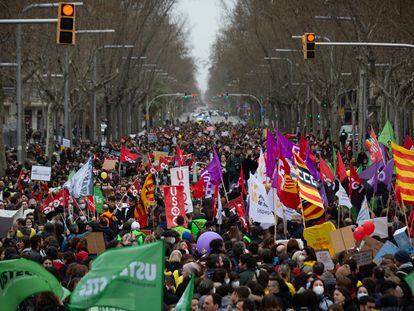 Manifestantes y miembros de los diferentes sindicatos en la manifestación de Barcelona durante el primer día de huelga educativa en Cataluña.