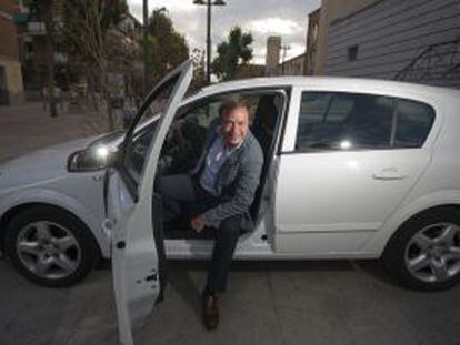 El alcalde de Getafe, Juan Soler, sale del coche de su antecesor, Pedro Castro.