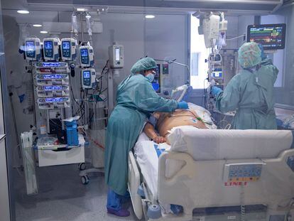 Dos sanitarias atienden a un paciente con covid en el Hospital de Bellvitge de Barcelona el 20 de enero.