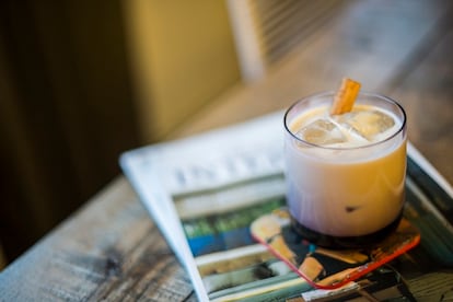 Horchata sobre señora flamenca. /