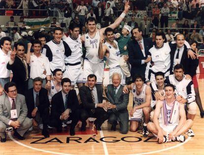 La plantilla y los directivos del Madrid, con Zeljko Obradovic y Ramón Mendoza en el centro con el trofeo, celebran la Copa de Europa de 1995.