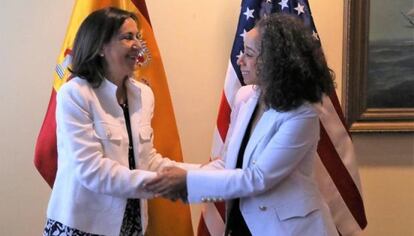 La ministra de Defensa, Margarita Robles, a la izquierda, y la embajadora de EE UU, Julissa Reynoso, en mayo pasado.