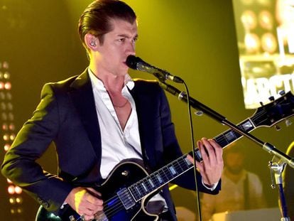 El artista Alex Turner tocando junto a su grupo Arctic Monkeys en el iHeartRadio en California, en 2014.
