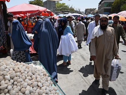 Una mujer con burka compraba el sábado en un mercado en Kabul.