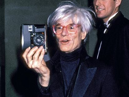 Andy Warhol en el Metropolitan de Nueva york en 1985.