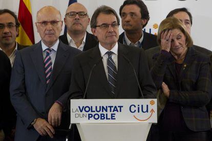 Junto a Mas, Josep Antoni Duran Lleida aparece conmocionado, mientras Nuria de Gispert, presidenta del Parlamento catalán, se palpa la frente. Detrás, a la izquierda, Josep Rull, secretario de organización de CDC; los diputados Lluís Maria Corominas y Benet Maimí, directores de la campaña, defraudados tras perder 12 escaños.