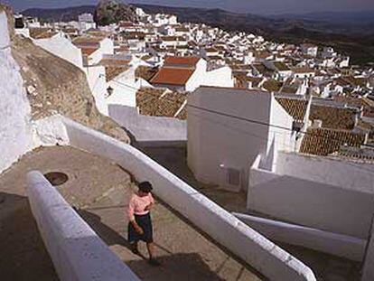 El encalado, y la teja árabe en la mayoría de los tejados, definen el perfil de las casas escalonadas de Olvera (Cádiz), pueblo blanco de cerca de 9.000 habitantes.