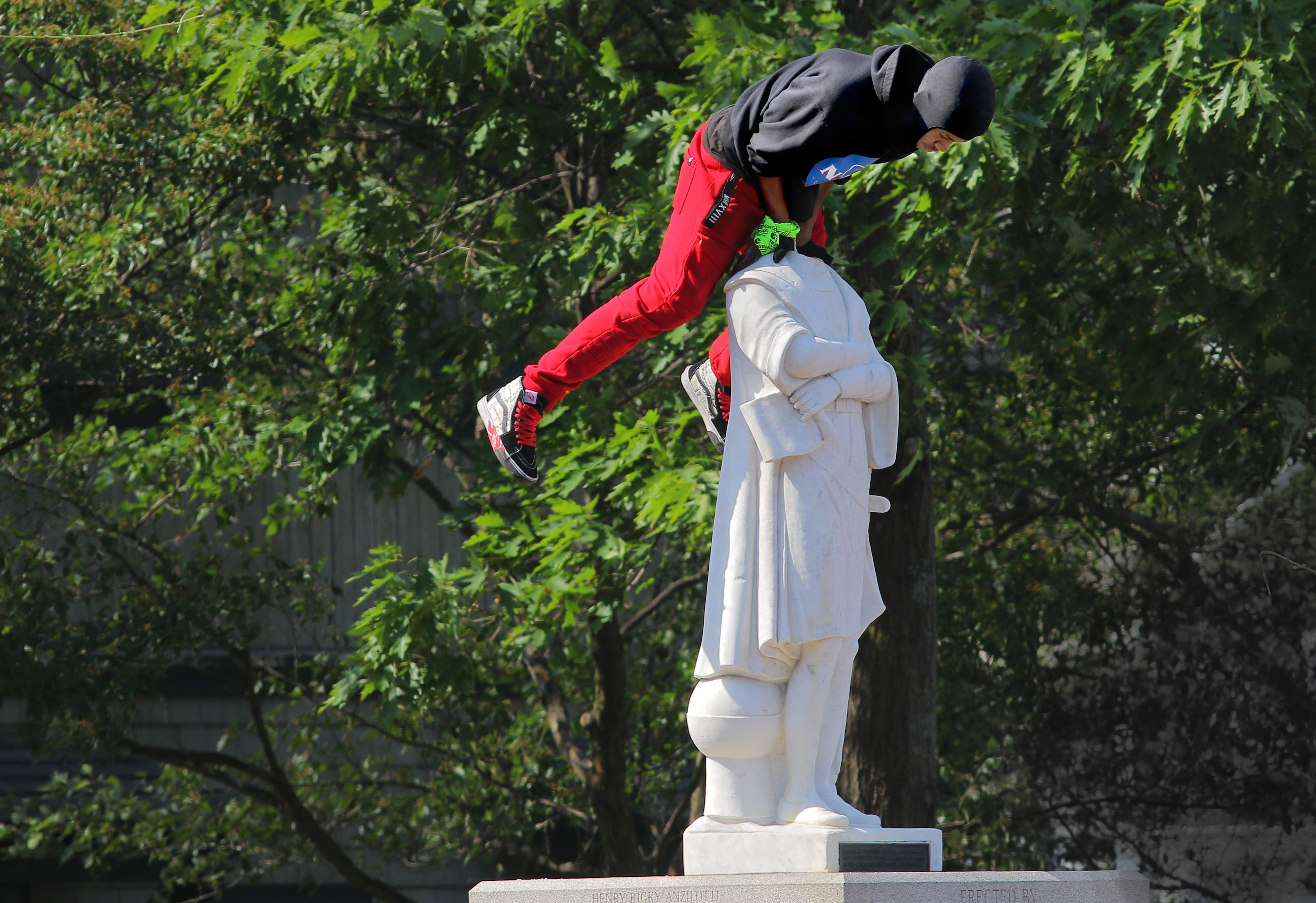 La estatua de Cristóbal Colón en el Parque Cristóbal Colón de Boston fue destrozada por los manifestantes que le quitaron la cabeza el día 10 de junio de 2020.