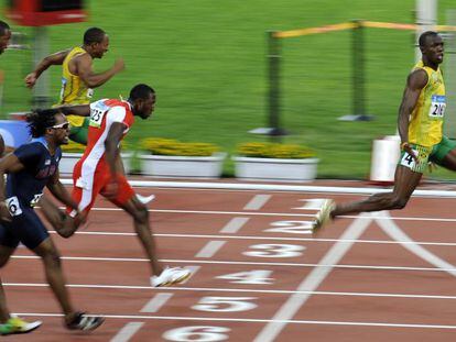 Usain Bolt se impone con facilidad en la final de los 100 metros sobre durante los Juegos Olímpicos de Pekín, el 16 de agosto de 2008.