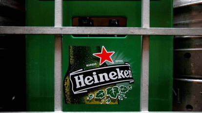  Un contenedor de botellas de cerveza Heineken.