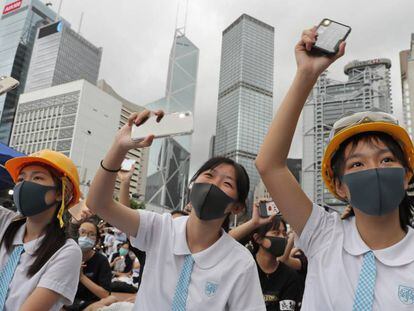 Estudiantes con uniforme, durante las protestas en Hong Kong este lunes. En video, la jefa del Gobierno de Hong Kong, Carrie Lam, reconoce que no tiene intenciones de dejar el cargo pese al "poco espacio" con el que cuenta para resolver la crisis en la región administrativa especial.