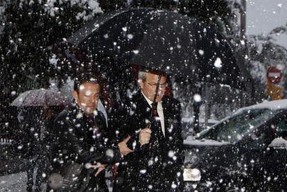 José Montilla, presidente de la Generalitat, durante la tormenta.