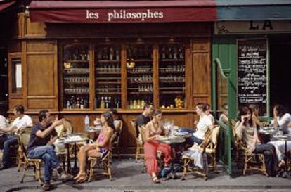 Cafés en la Rue Vieille du Temple de París.