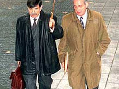Abel Muniategi (izquierda), con otro asistente a la reunión.