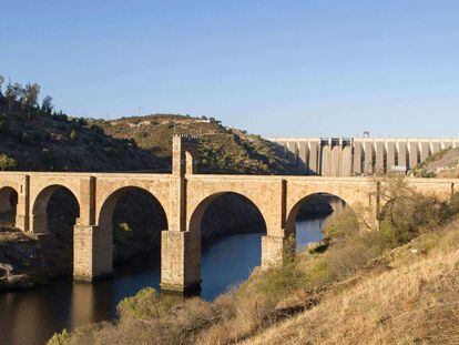 Puente romano de Alcantará, al fondo la presa de Iberdrola.