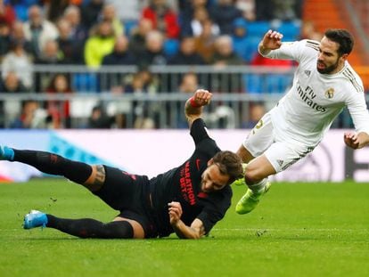 Dani Carvajal (derecha) y Nemanja Gudelj durante el Real Madrid - Sevilla.