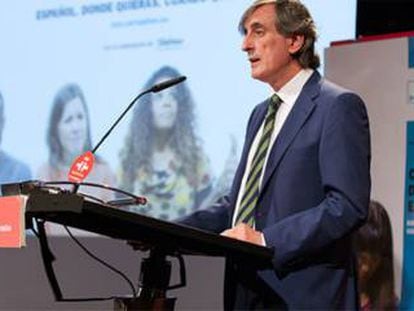 El escritor Julio Mart&iacute;nez Mesanza en un acto en el Instituto Cervantes.