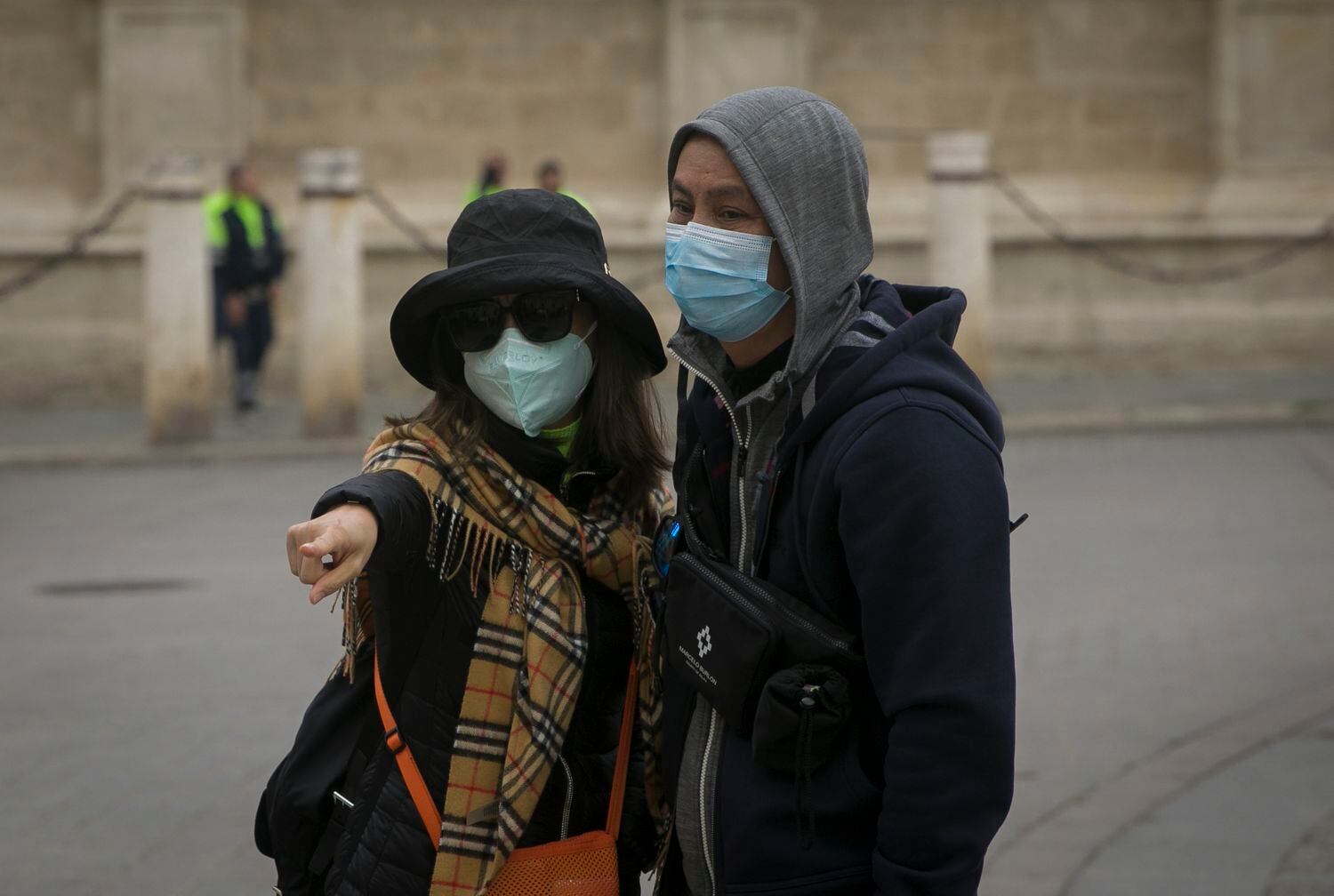 Dos turistas con mascarillas pasean por el centro de Sevilla, este martes.