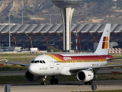 Aviones de la compa&ntilde;ia Iberia en la terminal 4  (T-4) del aeropuerto de Barajas, Madrid.