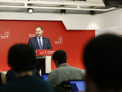 El secretario de Organizacion del PSOE, José Luis Ábalos, en comparecencia de prensa en Ferraz.