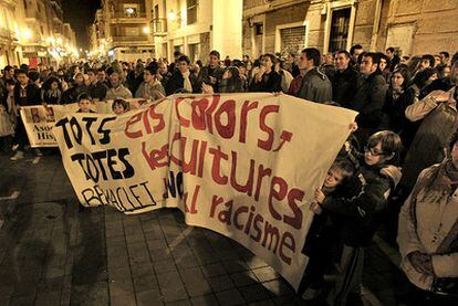 Uno de los momentos de la manifestación de ayer contra el racismo en el barrio valenciano de Benimaclet.