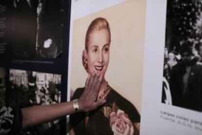 Una mujer posa sus manos sobre un retrato de Eva Perón, en el museo montado a su memoria en Los Toldos, Buenos Aires.