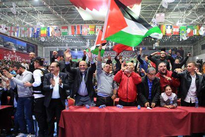 Aficionados palestinos celebran la victoria de Marruecos ante Portugal, en Gaza. 