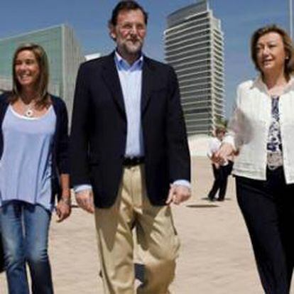 El presidente del PP, Mariano Rajoy, junto con Ana Mato, Javier Arenas y Esteban González Pons, y a la presidenta popular de Aragón, Luisa Fernanda Rudi