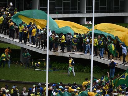 Manifestantes contra los resultados electorales y el Gobierno del presidente Lula da Silva invaden el Congreso Nacional, el Supremo Tribunal Federal y el palacio del Planalto en Brasilia, el domingo 8.