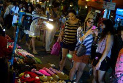 Mercado nocturno de Chiang Mai (Tailandia), conocido como 'la ciudad de las gangas'.