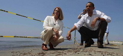 El presidente de los EE UU, Barack Obama, examina restos de chapapote en la playa de Fourchon.