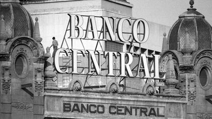 Un policía en la azotea del Banco Central de Barcelona, en 1981.