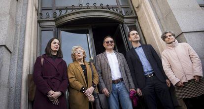 La alcaldesa de Madrid, acompañada por Trinitario Casanova, a su llegada al Edificio España.