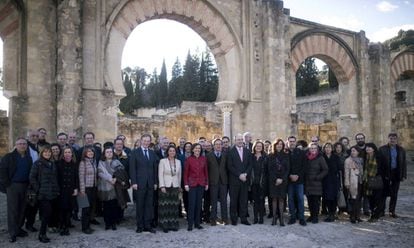 Los miembros del Consejo de Patrimonio Histórico Español posan ante la ciudad palatina de Medina Azahara.