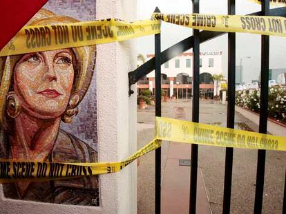 Imagen de la entrada de la Asociación de Productores norteamericanos, sellada por los guionistas como si fuera la escena de un crimen.