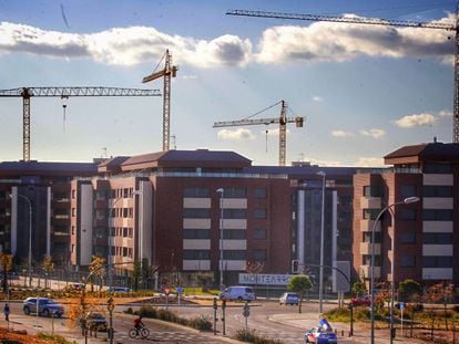 Gr&uacute;as en la construcci&oacute;n de una promoci&oacute;n de vivienda nueva en Madrid. 