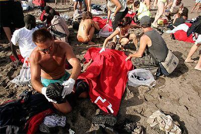 Los bañistas de la playa de la Tejita, en Granadilla de Abona (Tenerife), auxilian a los inmigrantes llegados en cayucos.