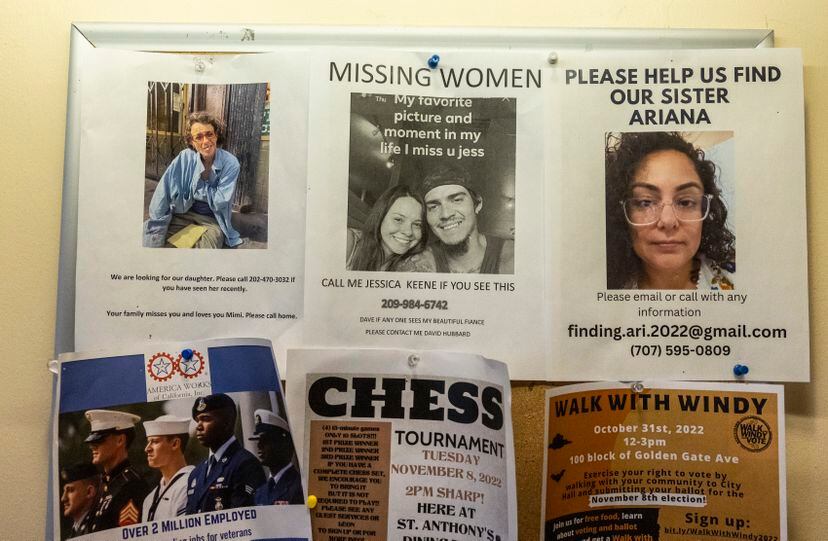 Carteles de personas desaparecidas en la fundación St. Anthony de San Francisco.