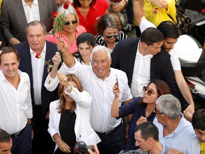 Antonio Costa el último día de campaña, rodeado de seguidores en el centro de Lisboa.