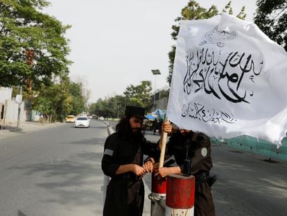 Guerrilleros talibanes instalaban una bandera talibán en un control en Kabul, el pasado 21 de julio.