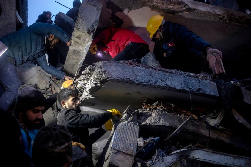 Trabajos de búsqueda de supervivientes tras el seísmo en la ciudad turca de Diyarbakir. 