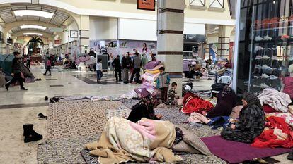 Interior del centro comercial M1, en la ciudad turca de Gaziantep, en el que duermen afectados por el terremoto, este lunes.