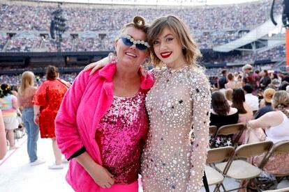 Fanáticas asisten a una de las presentaciones de Taylor Swift en Chicago, el 2 de junio.