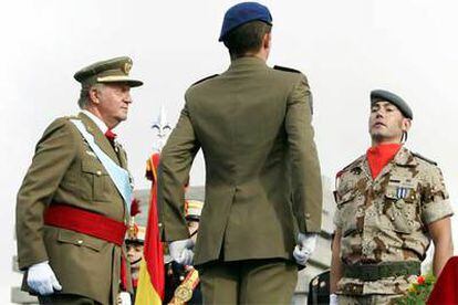 El Rey, durante el homenaje a la bandera española.