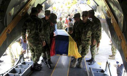 Traslado de los soldados ca&iacute;dos en Colombia.